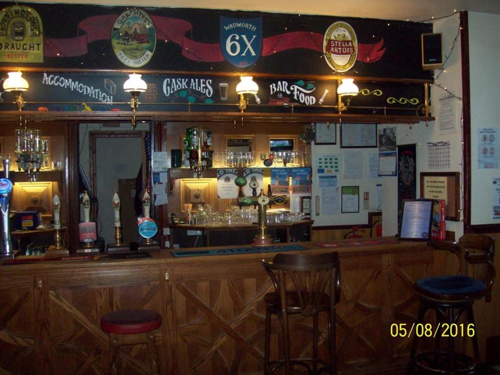 The Crown Hotel Swindon Bagian luar foto