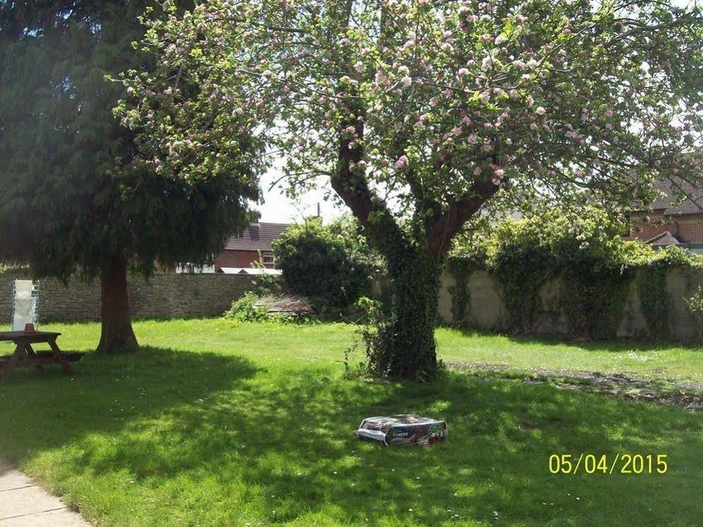 The Crown Hotel Swindon Bagian luar foto